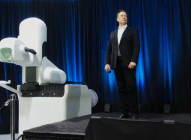 Elon Musk w towarzystwie jednego z urządzeń Neuralink