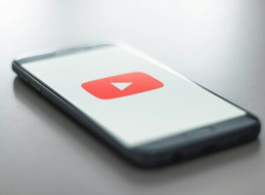 YouTube zmienia zasady moderacji / Christian Wiediger / Unsplash