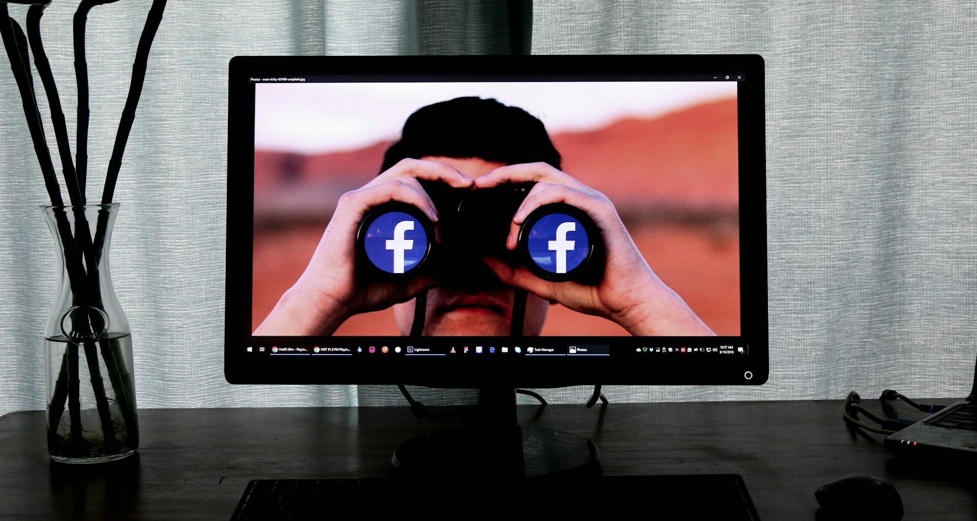 Facebook znów chce przekroczyć granicę prywatności / Fot. Glen Carrie / Unsplash