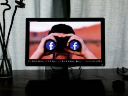 Facebook znów chce przekroczyć granicę prywatności / Fot. Glen Carrie / Unsplash