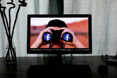 Facebook znów chce przekroczyć granicę prywatności / Fot. Glen Carrie / Unsplash