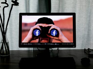 Facebook znów chce przekroczyć granicę prywatności / Fot. Glen Carrie / Unsplash