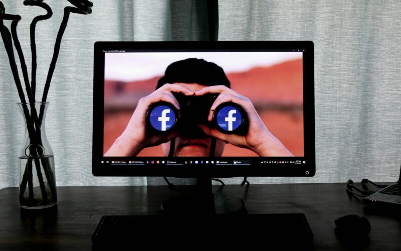 Facebook znów chce przekroczyć granicę prywatności / Fot. Glen Carrie / Unsplash