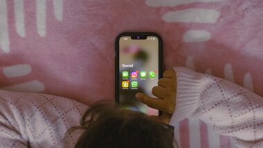 Aplikacja do weryfikacji wieku wejdzie w UE od 1 lipca / Fot. Sanket Mishra / Unsplash