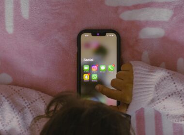 Aplikacja do weryfikacji wieku wejdzie w UE od 1 lipca / Fot. Sanket Mishra / Unsplash