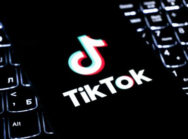 Kto kupi TikToka? Fot. Zulfugar Karimov / Unsplash