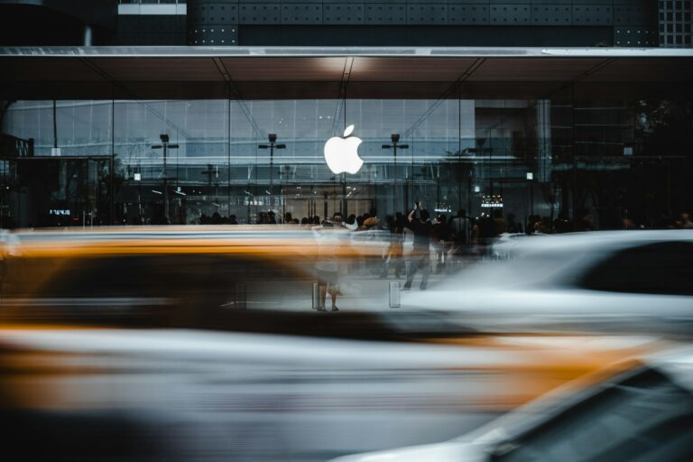 Czy Apple będzie musiało wprowadzić backdoory w UK? / Fot. Andy Wang / Unsplash