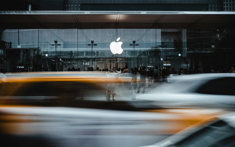 Czy Apple będzie musiało wprowadzić backdoory w UK? / Fot. Andy Wang / Unsplash