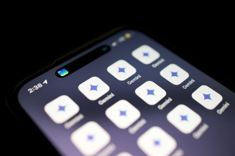 Google zmusza do korzystania z Gemini AI / Fot. Solen Feyissa / Unsplash
