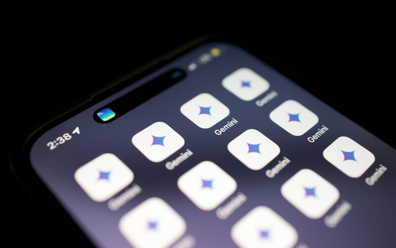 Google zmusza do korzystania z Gemini AI / Fot. Solen Feyissa / Unsplash