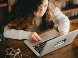 ChatGPT w wersji dla nastolatków to kolejny pomysł OpenAI / Fot. Annie Spratt / Unsplash