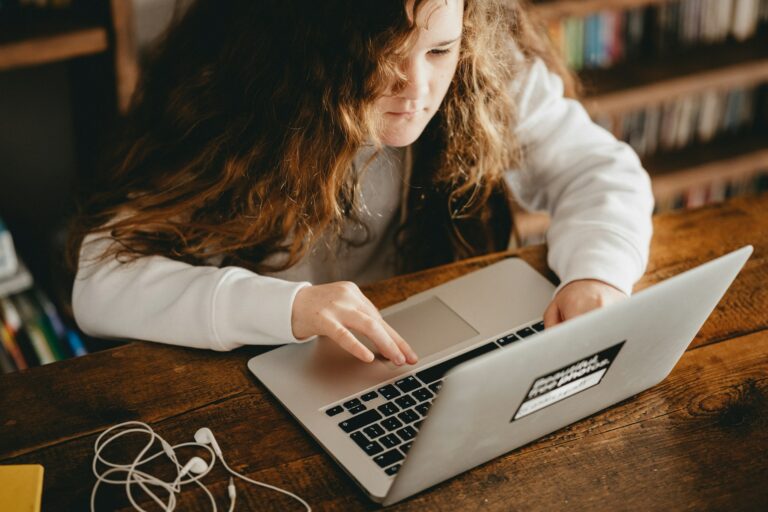 ChatGPT w wersji dla nastolatków to kolejny pomysł OpenAI / Fot. Annie Spratt / Unsplash