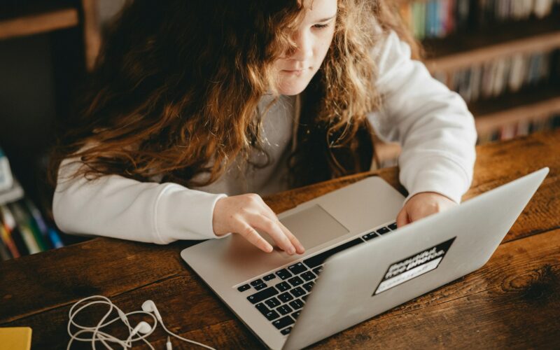 ChatGPT w wersji dla nastolatków to kolejny pomysł OpenAI / Fot. Annie Spratt / Unsplash