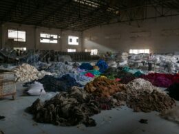 Odpady tekstylne w ogromnych ilościach to skutek rozwoju branży fast fashion / Fot. Francois Le Nguyen / Unsplash