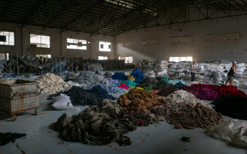 Odpady tekstylne w ogromnych ilościach to skutek rozwoju branży fast fashion / Fot. Francois Le Nguyen / Unsplash